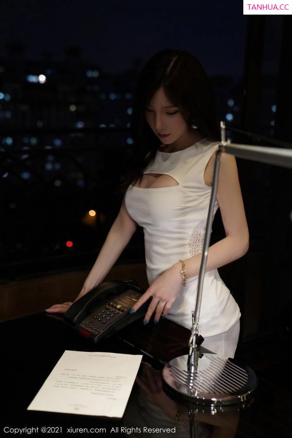 周于希dummy  女神周于希Sandy 白色多姿的礼裙第24张图片